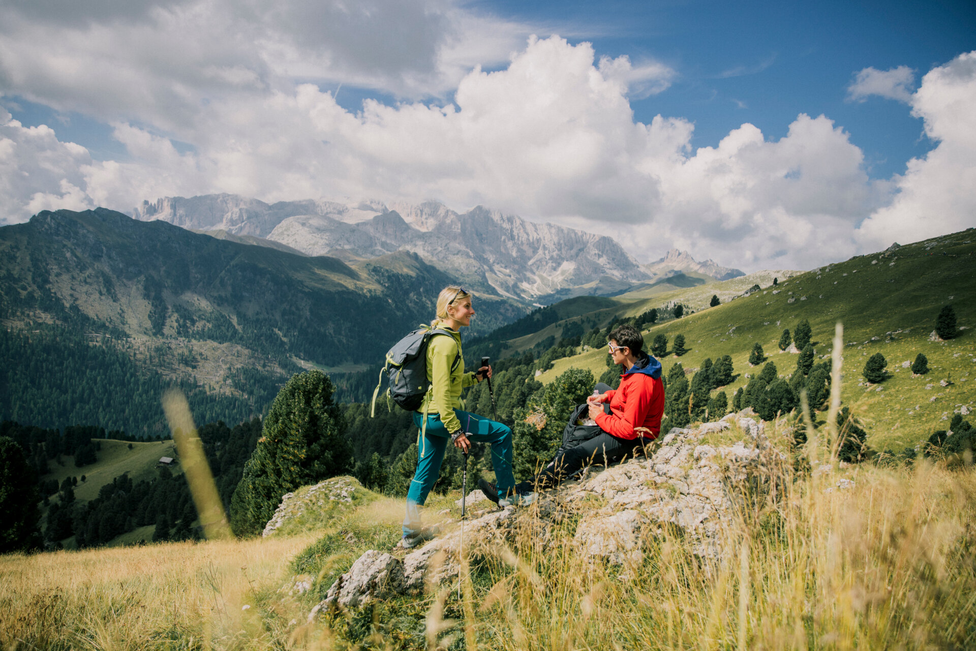 Persone che si riposano su un prato durante un trekking sulle Dolomiti in Val di Fassa | © Federico Modica - Archivio Immagini ApT Val di Fassa