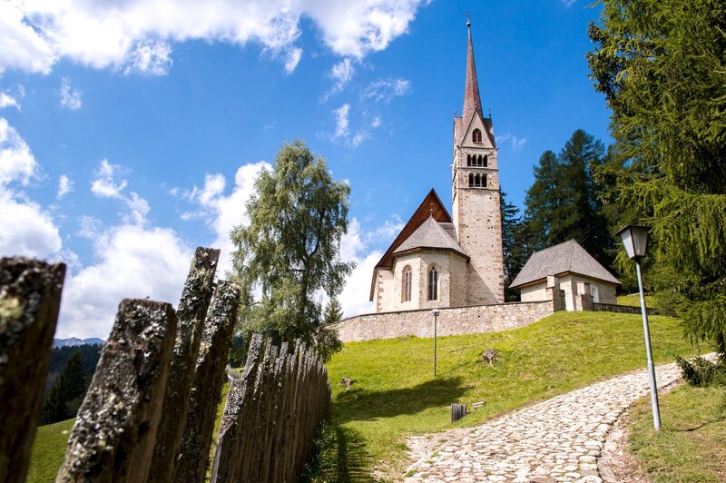 Am Mittelalterlichen Pilgerheiligtum Von Fassa